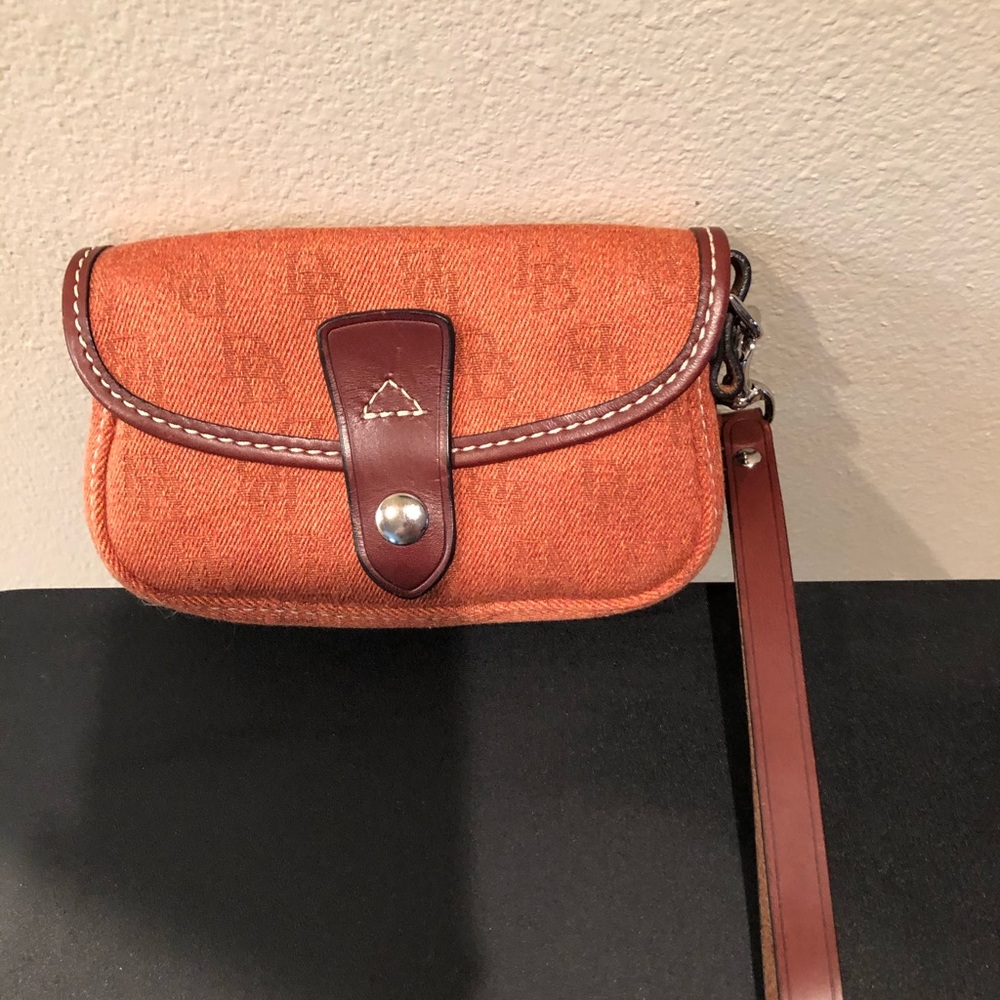 NWOT Dooney & Bourke LOGO Wristlet —goes with D&B Purse.